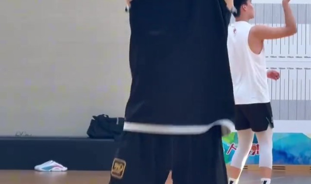 浙江男篮训练视频曝光，疑似第四外援现身球场