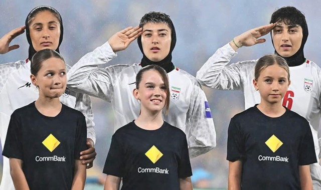 伊朗女足前国脚：球员回国后或被监禁处决 我没戴头巾被夺走一切